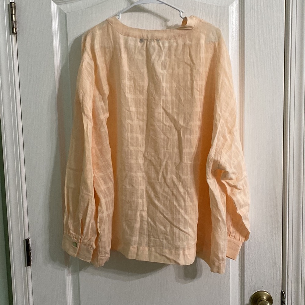 Black Tape-NWT 3X 100% Rayon blouse. Beautiful V-neck 3/4 sleeves. - Picture 2 of 7